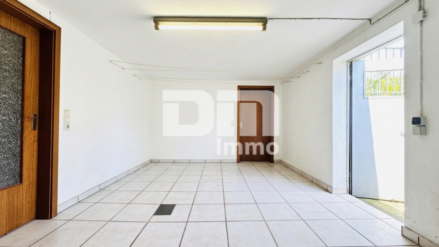 (R)eserviert!Solider Familien-Bungalow mit großem Potenzial in ruhiger Lage - Souterrain Waschküche / Zugang Gartenbereich